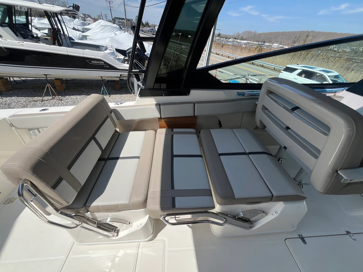 2026 Boston Whaler 330 Vantage 33.0 feet, Westbrook, Connecticut #18