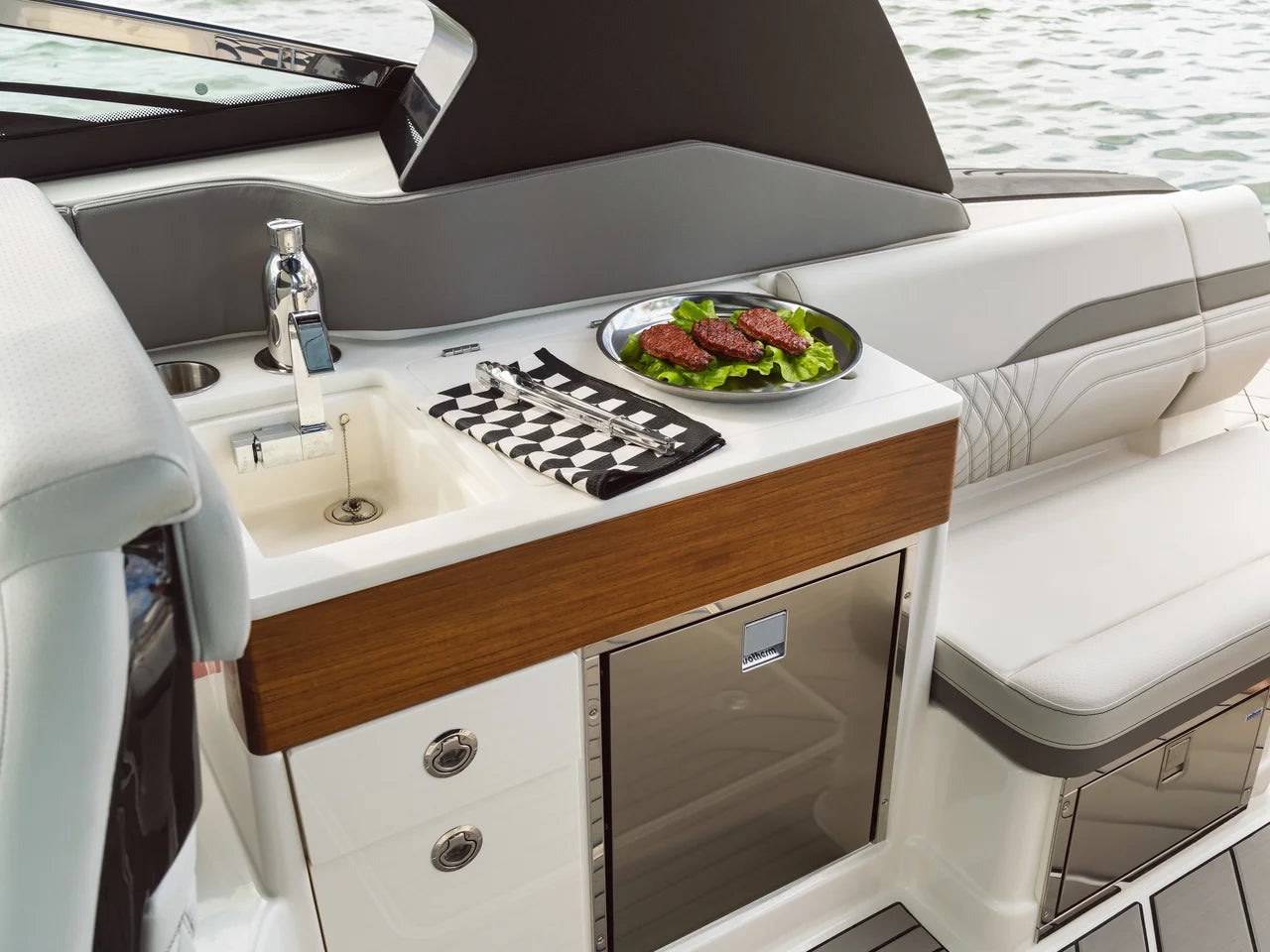 2026 Sea Ray SLX 360 Outboard  36.0 feet, Inuvik, Northwest Territories #23