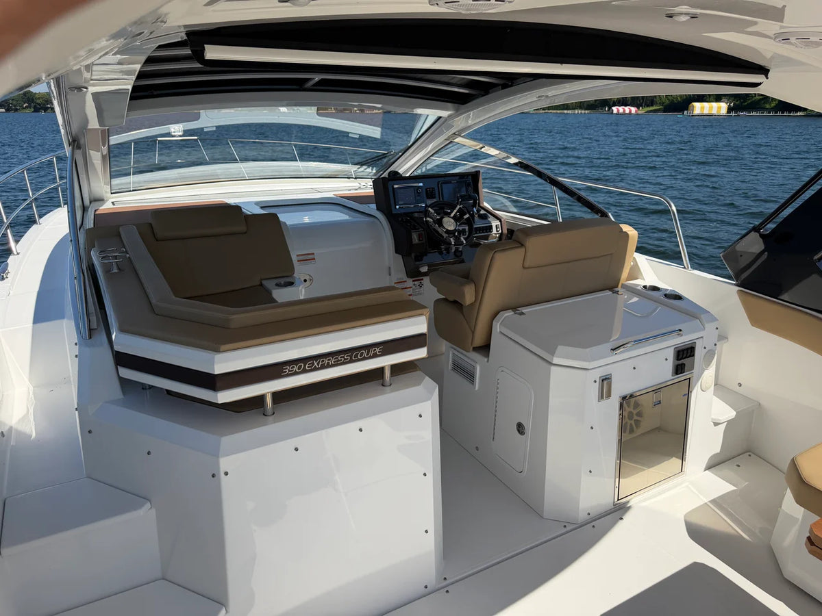 2015 Cruisers Yachts 390 EXPRESS COUPE 39.0 feet, Excelsior, Minnesota #44