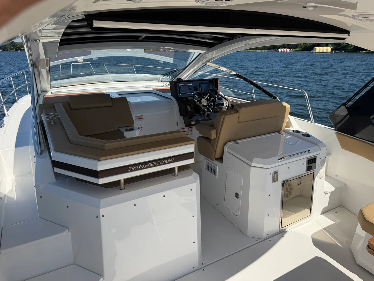 2015 Cruisers Yachts 390 EXPRESS COUPE 39.0 feet, Excelsior, Minnesota #44