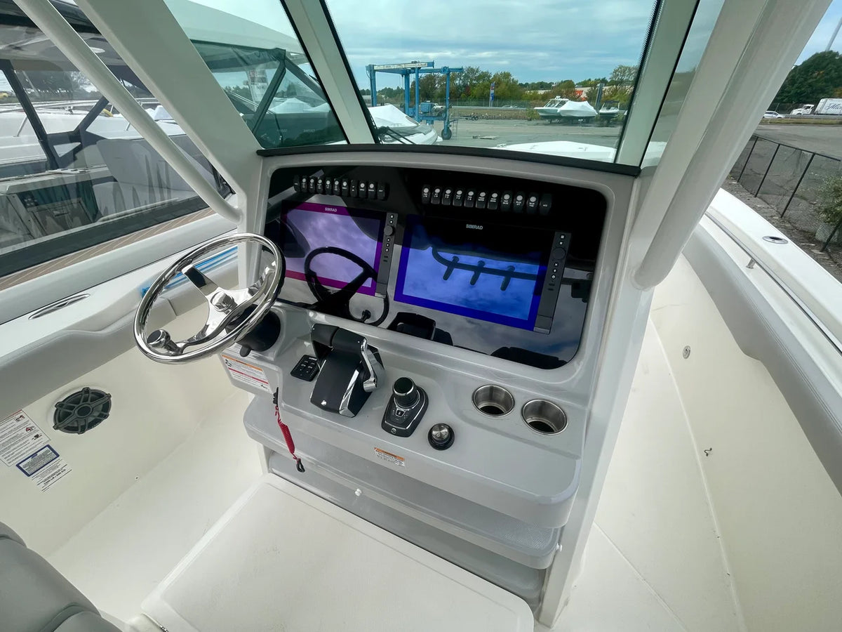 2027 Boston Whaler 330 Outrage 33.0 feet, Danvers, Massachusetts #17