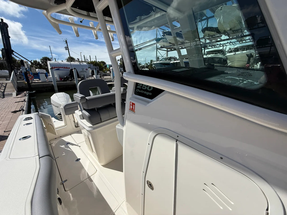 2027 Boston Whaler 250 Outrage 25.0 feet, Sarasota, FL #18