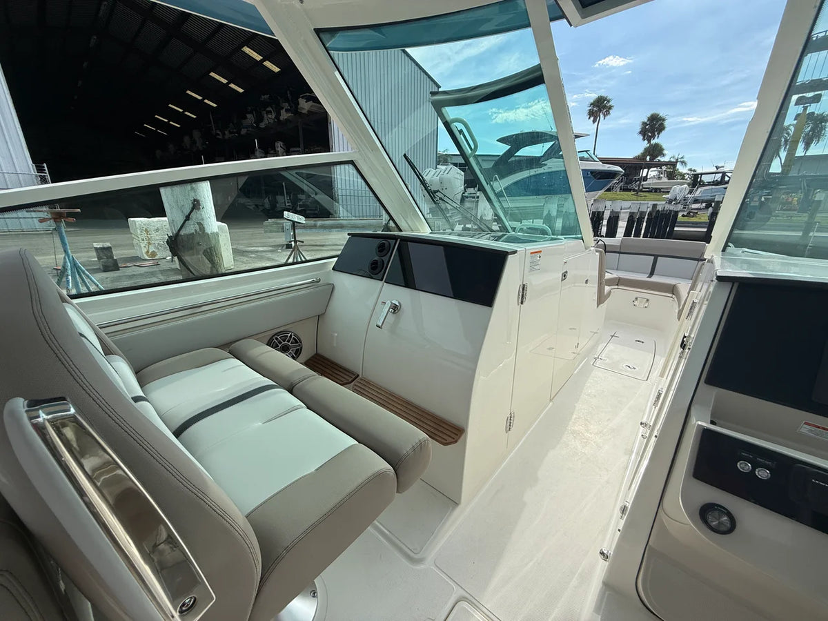 2027 Boston Whaler 330 Vantage 33.0 feet, Venice, Florida #13