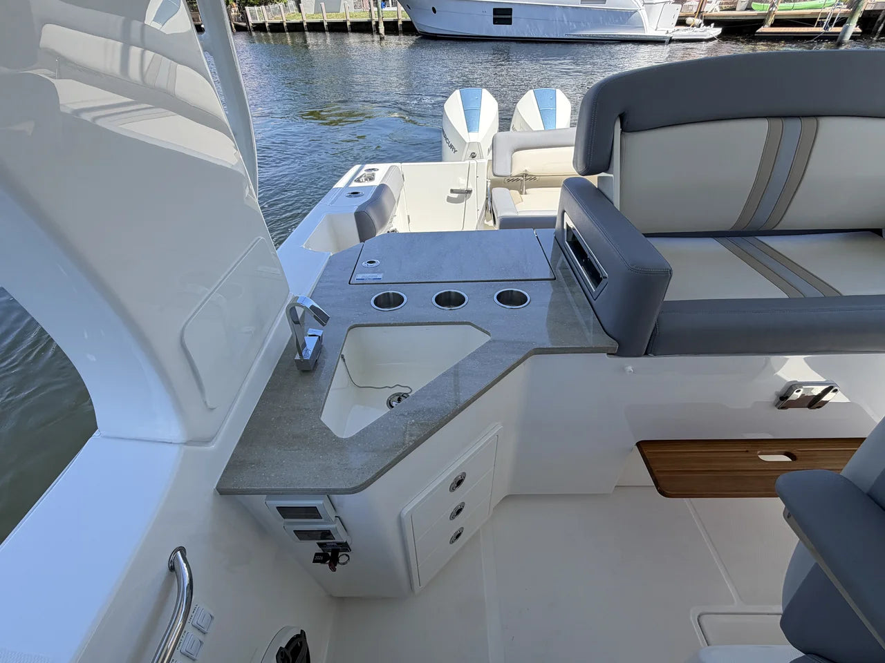 2024 Boston Whaler 350 REALM 35.0 feet, Pompano Beach, Florida #51