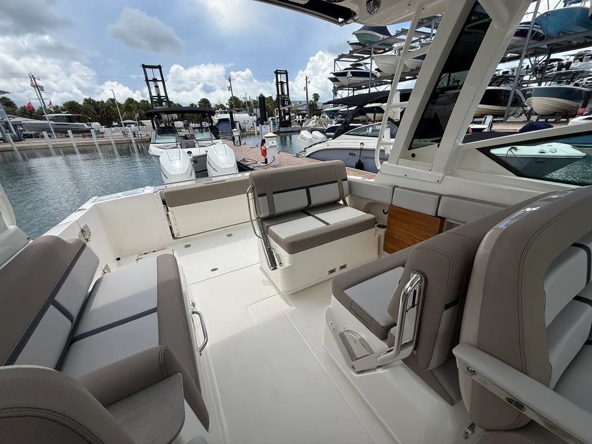 2027 Boston Whaler 330 Vantage 33.0 feet, Sarasota, FL #24