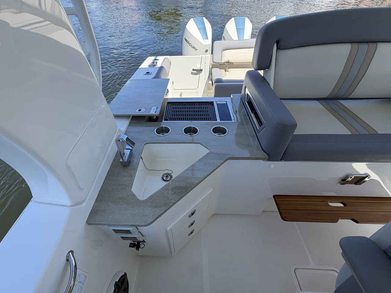 2024 Boston Whaler 350 REALM 35.0 feet, Pompano Beach, Florida #52