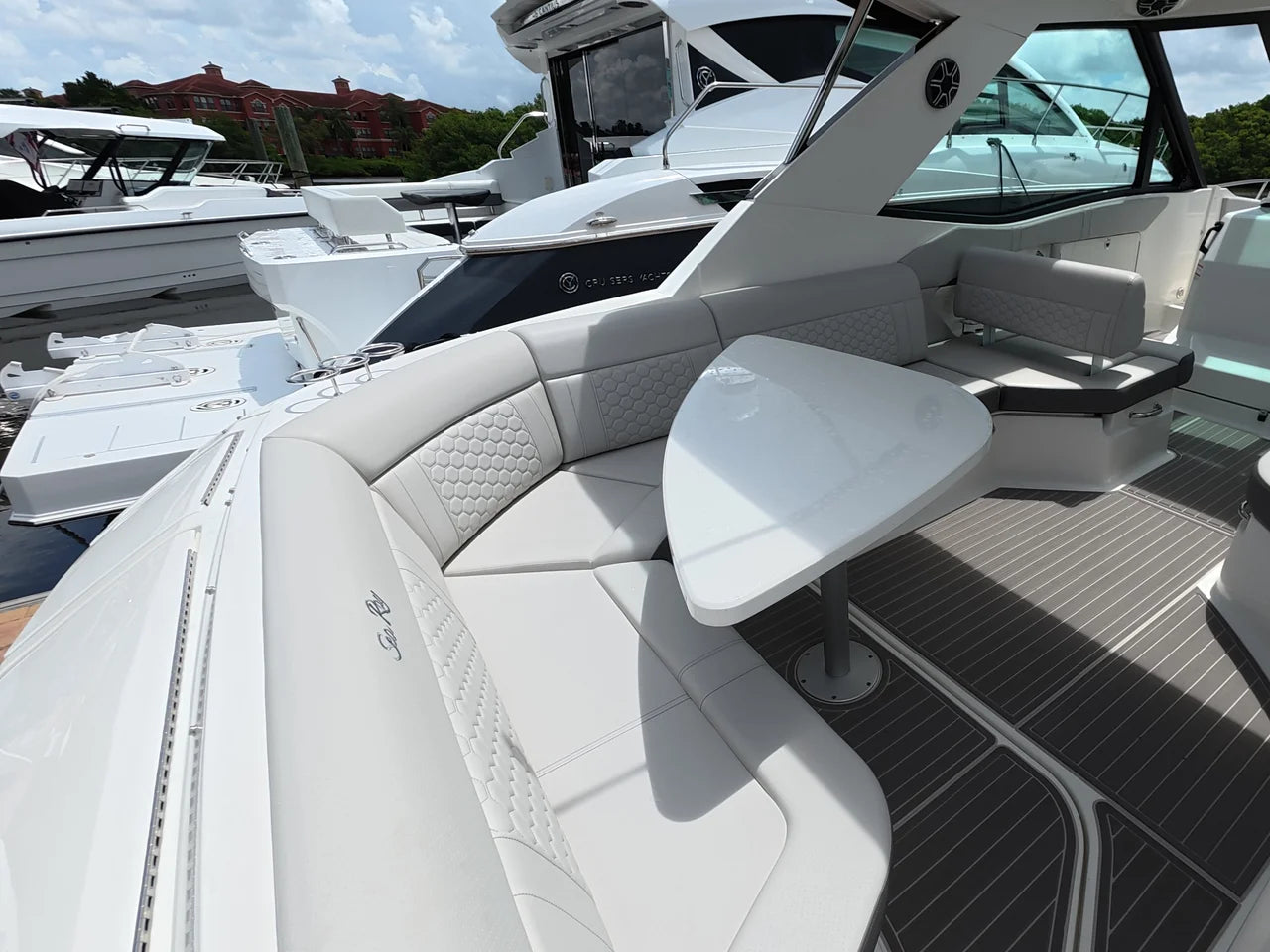 2026 Sea Ray Sundancer 320 Outboard 32.0 feet, Clearwater, Florida #25