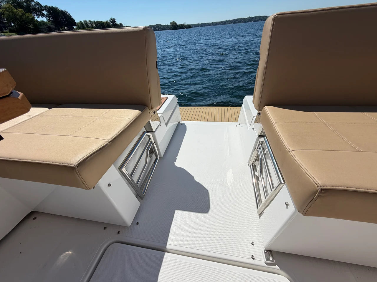2015 Cruisers Yachts 390 EXPRESS COUPE 39.0 feet, Excelsior, Minnesota #39
