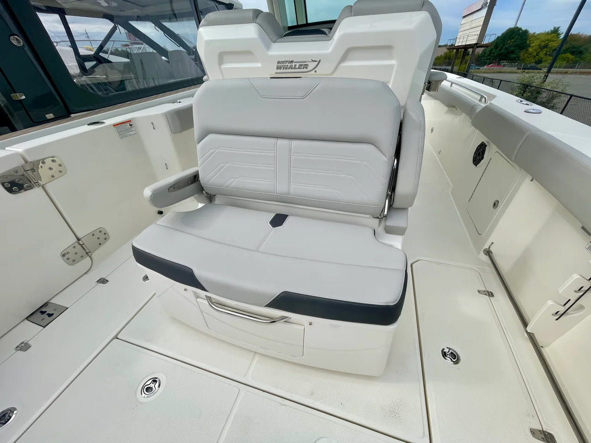 2027 Boston Whaler 330 Outrage 33.0 feet, Danvers, Massachusetts #8