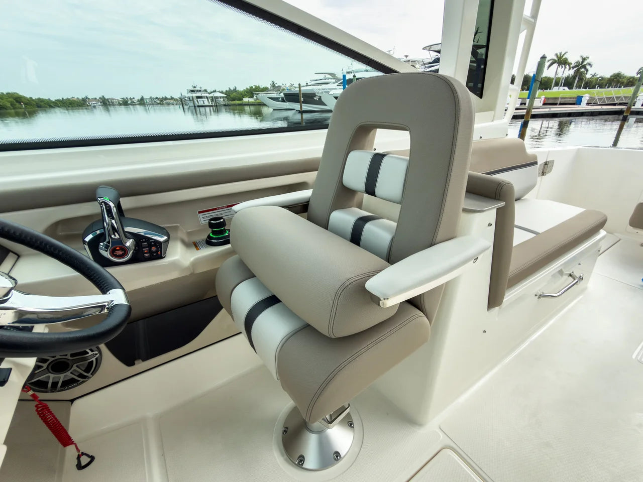 2027 Boston Whaler 330 Vantage 33.0 feet, Fort Myers, FL #18