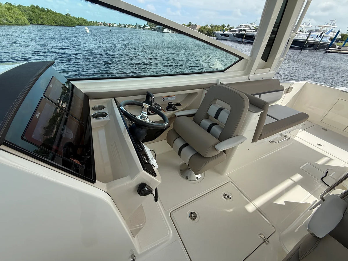 2027 Boston Whaler 330 Vantage 33.0 feet, Fort Myers, FL #11