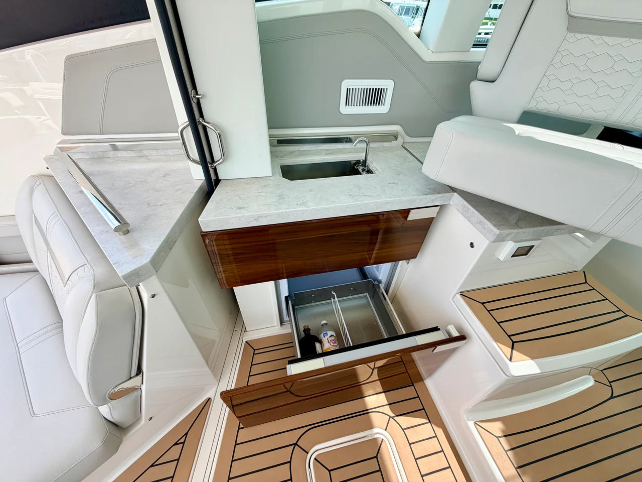 2022 Tiara Yachts 43 LE 43.0 feet, Jupiter, Florida #15