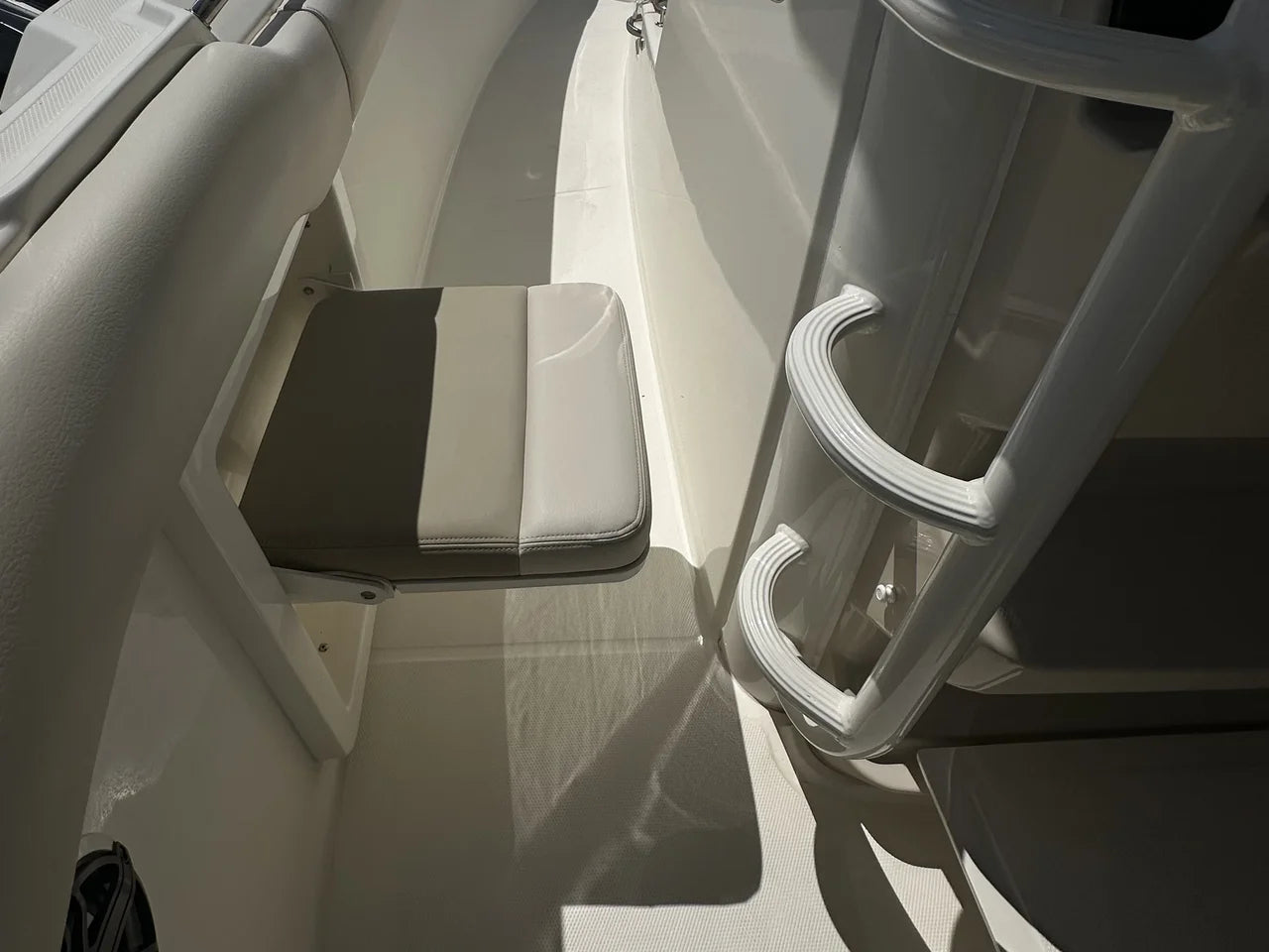 2023 Boston Whaler 33 OUTRAGE 33.0 feet, Pompano Beach, Florida #9