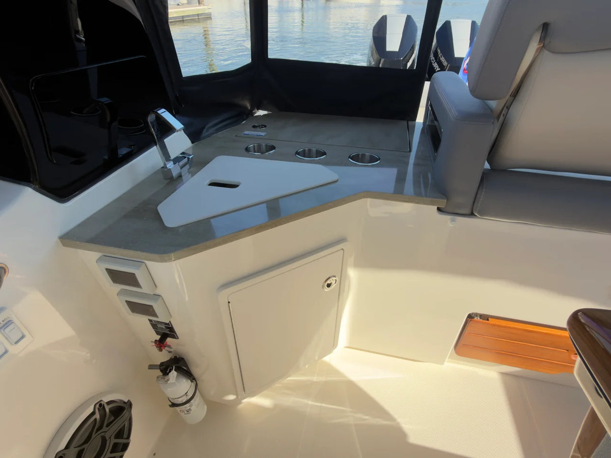 2025 Boston Whaler 350 REALM 35.0 feet, Greenwich, CT #23