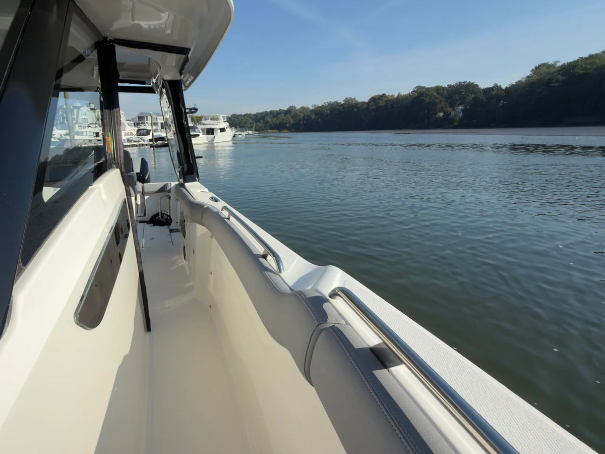 2025 Boston Whaler 350 REALM 35.0 feet, Greenwich, CT #18