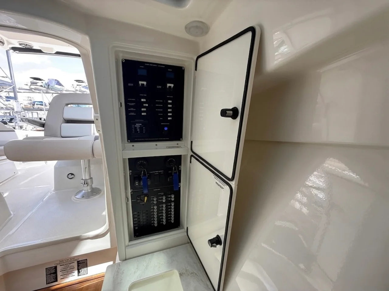 2025 Boston Whaler 330 Vantage 33.0 feet, Sarasota, FL #19