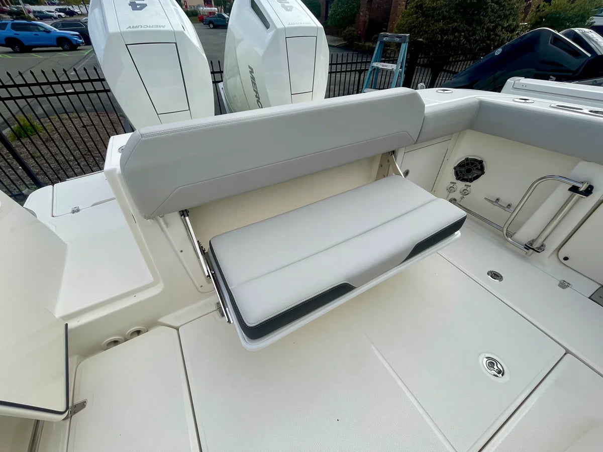 2027 Boston Whaler 330 Outrage 33.0 feet, Danvers, Massachusetts #4
