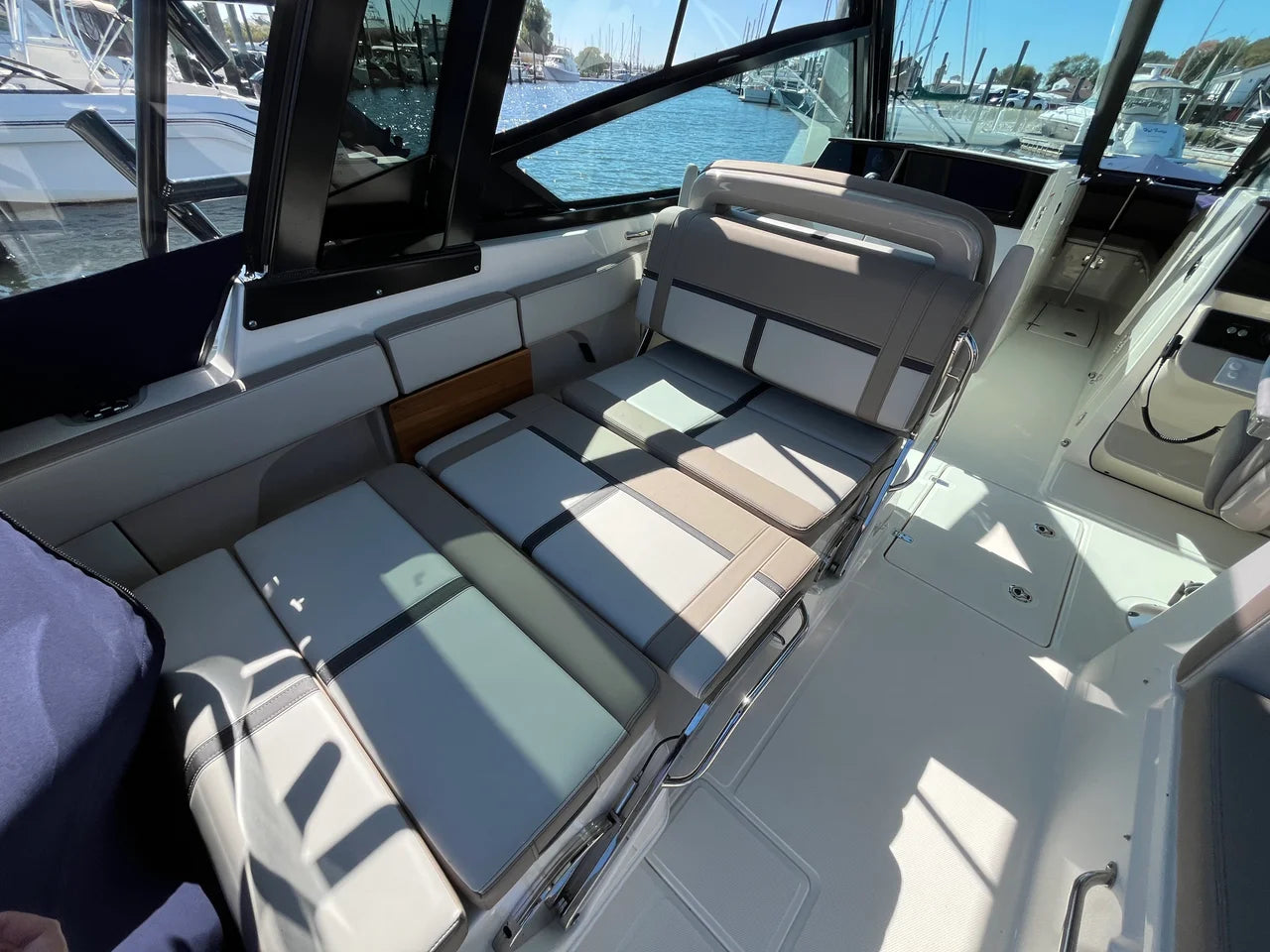 2025 Boston Whaler 330 Vantage 33.0 feet, Wakefield, RI #18