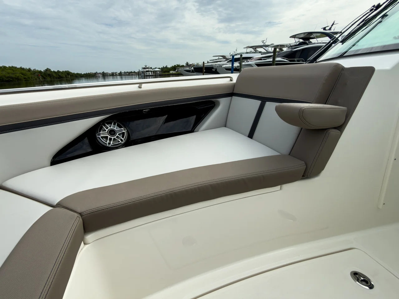 2027 Boston Whaler 330 Vantage 33.0 feet, Fort Myers, FL #25