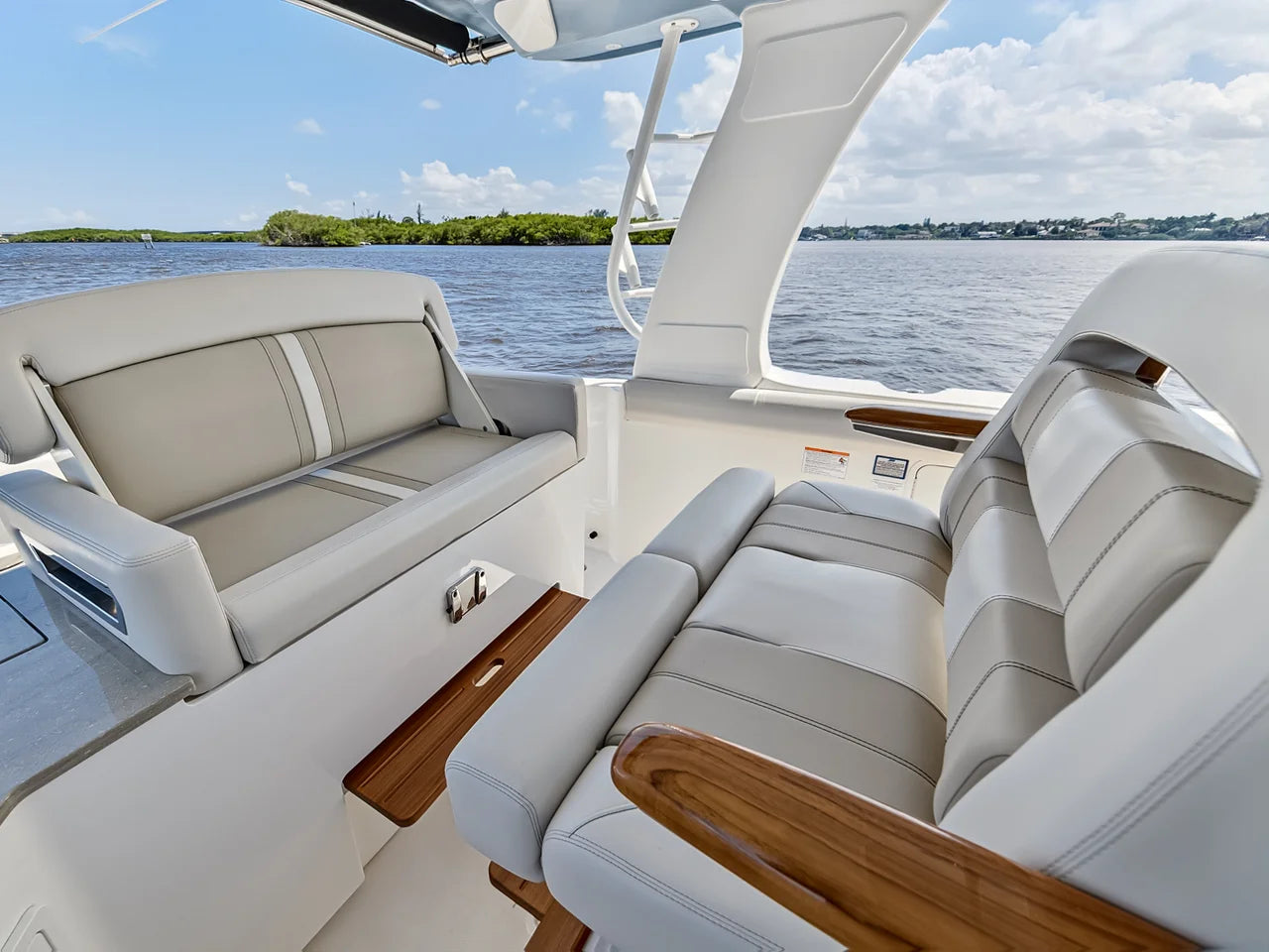 2025 Boston Whaler 350 REALM 35.0 feet, Stuart, Florida #85