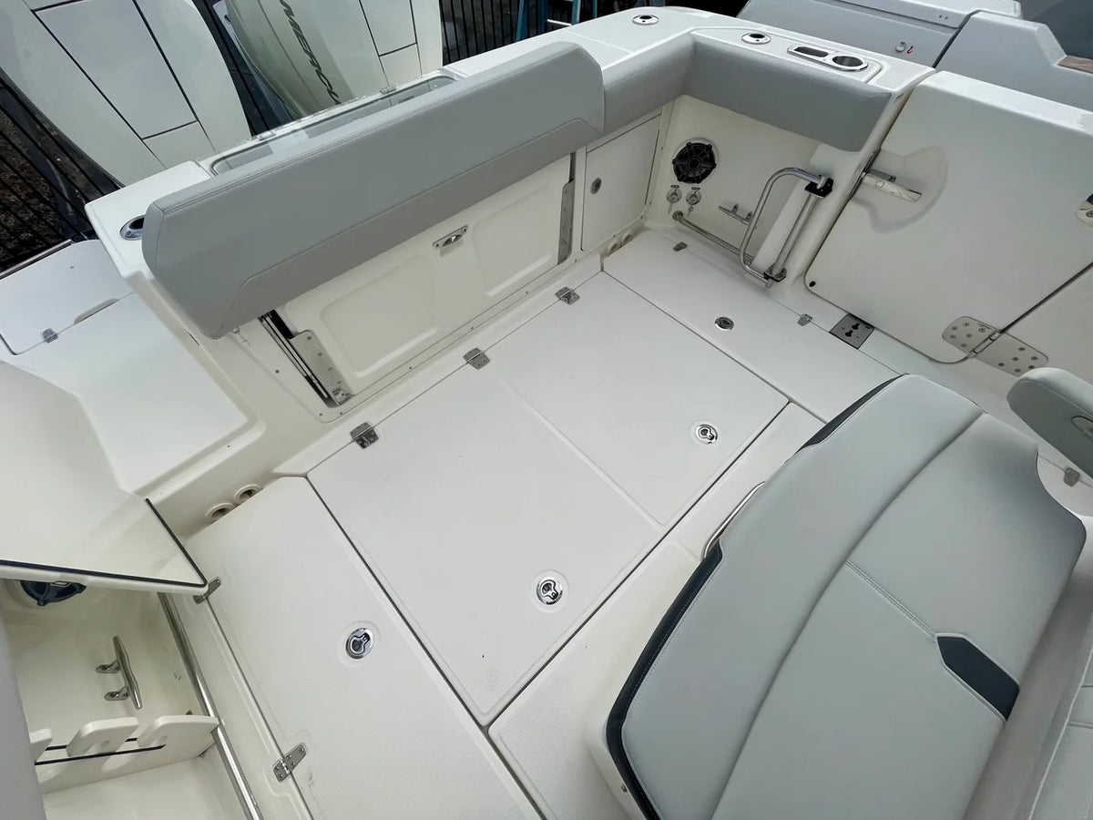 2027 Boston Whaler 330 Outrage 33.0 feet, Danvers, Massachusetts #6