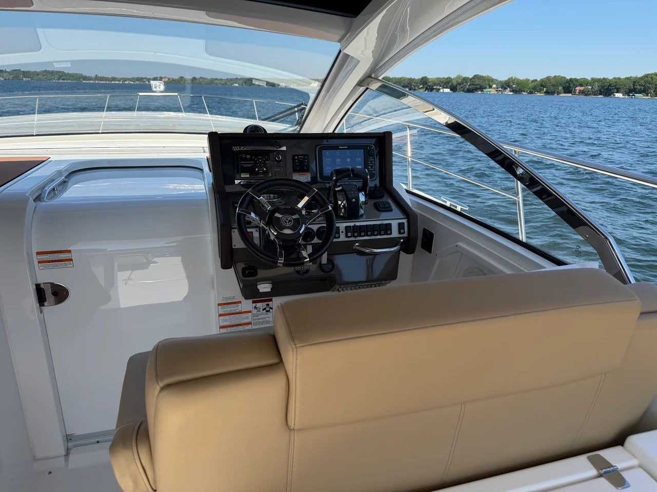 2015 Cruisers Yachts 390 EXPRESS COUPE 39.0 feet, Excelsior, Minnesota #48