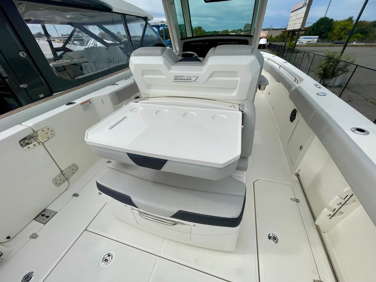 2027 Boston Whaler 330 Outrage 33.0 feet, Danvers, Massachusetts #9