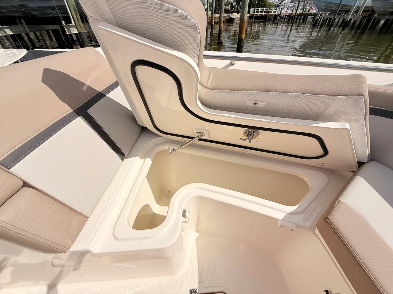 2027 Boston Whaler 330 Vantage 33.0 feet, St Petersburg, FL #83