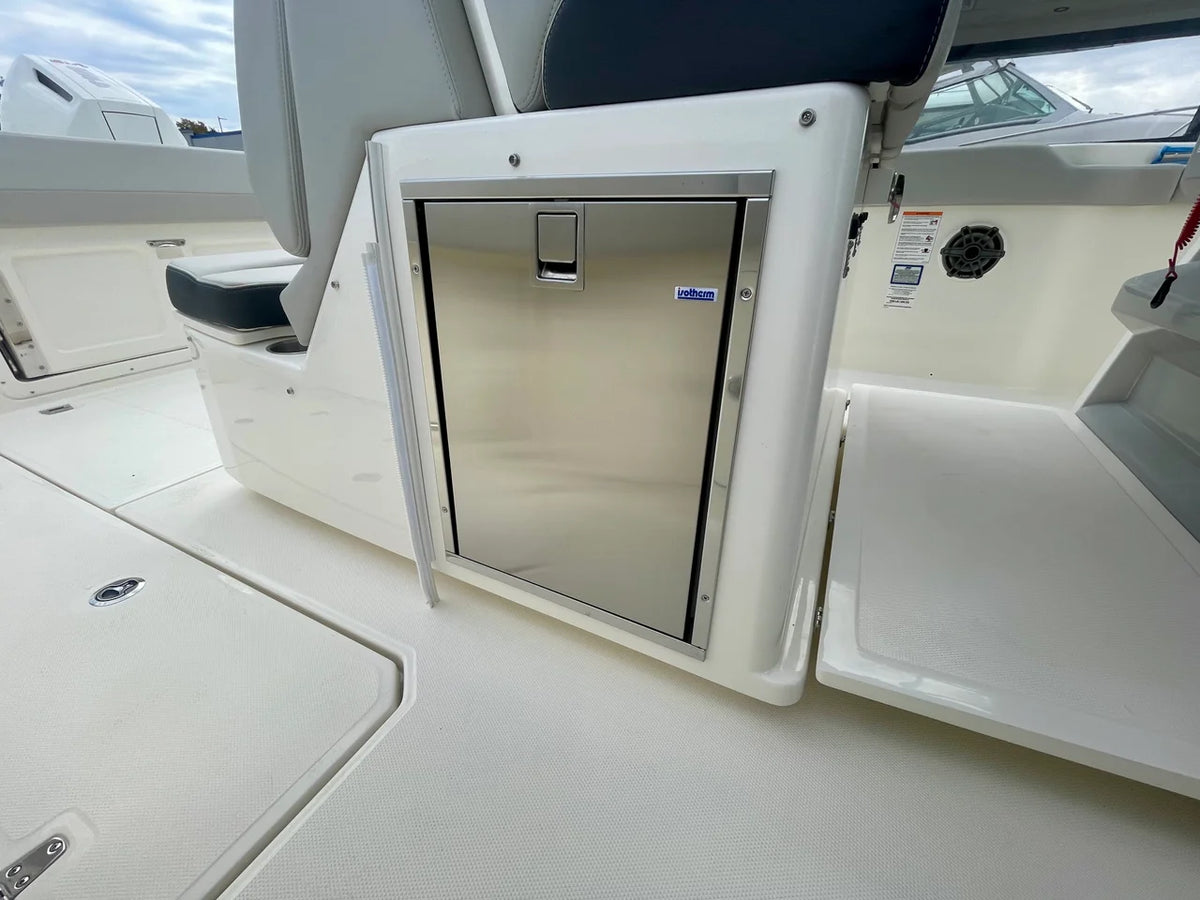 2027 Boston Whaler 330 Outrage 33.0 feet, Danvers, Massachusetts #14