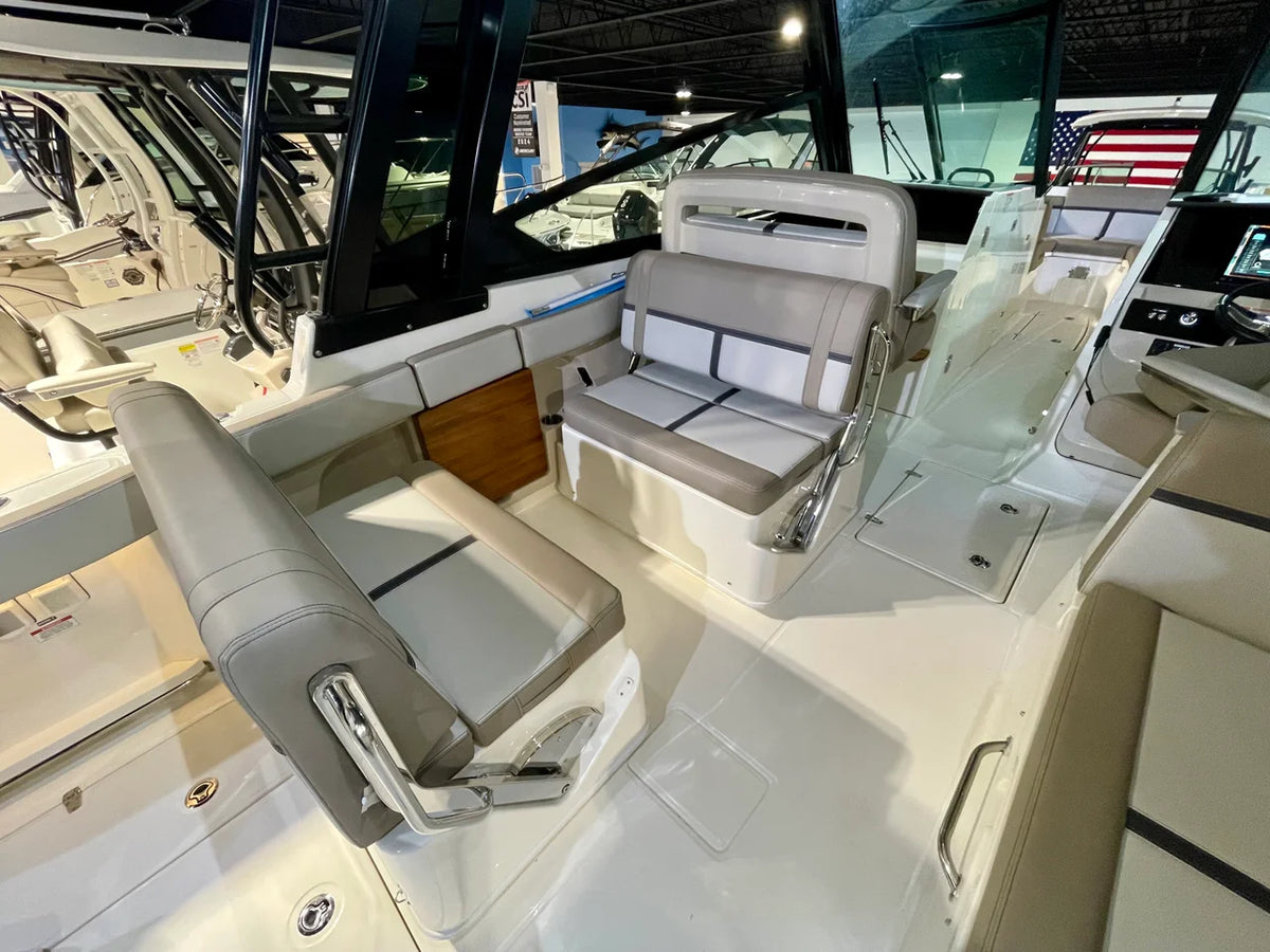 2026 Boston Whaler 330 Vantage 33.0 feet, Danvers, Massachusetts #10