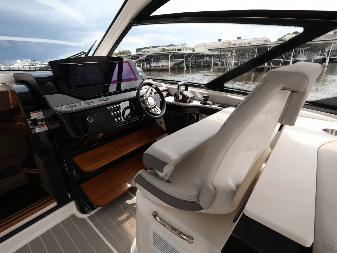 2026 Sea Ray Sundancer 370 Outboard 37.0 feet, Naples, Florida #41