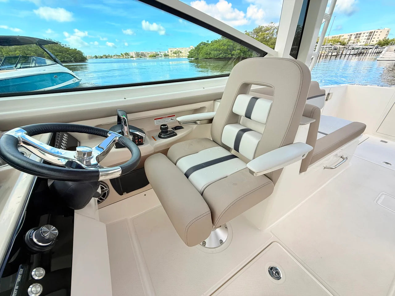 2027 Boston Whaler 330 Vantage 33.0 feet, St Petersburg, FL #52