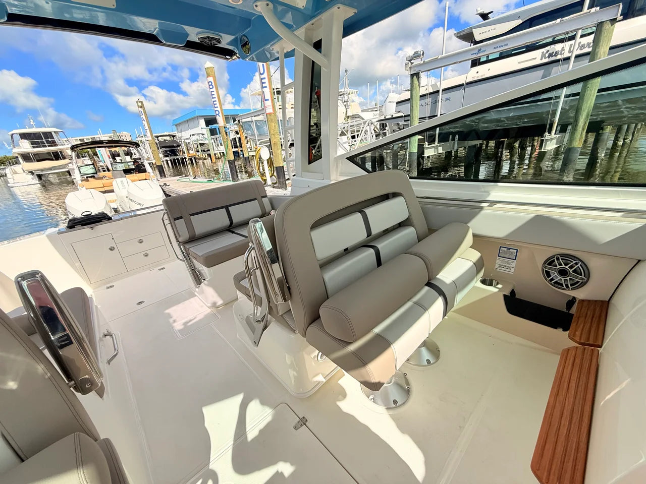 2027 Boston Whaler 330 Vantage 33.0 feet, St Petersburg, FL #74