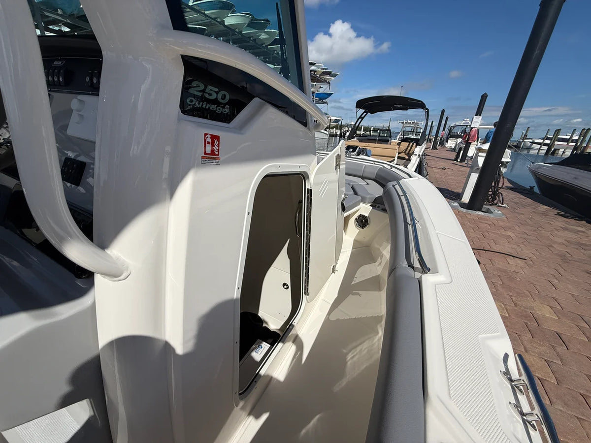 2027 Boston Whaler 250 Outrage 25.0 feet, Sarasota, FL #15