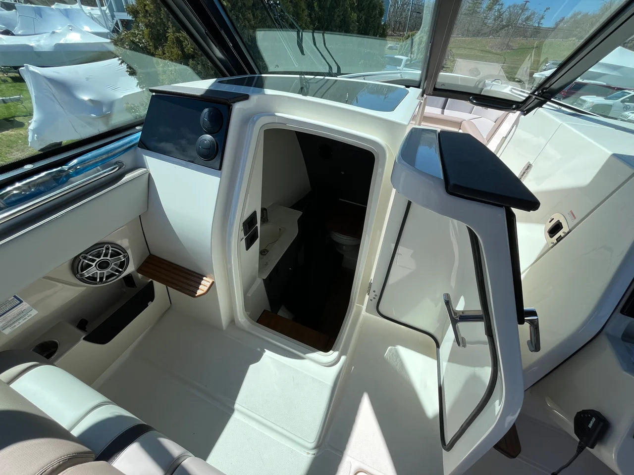 2026 Boston Whaler 330 Vantage 33.0 feet, Wakefield, RI #18
