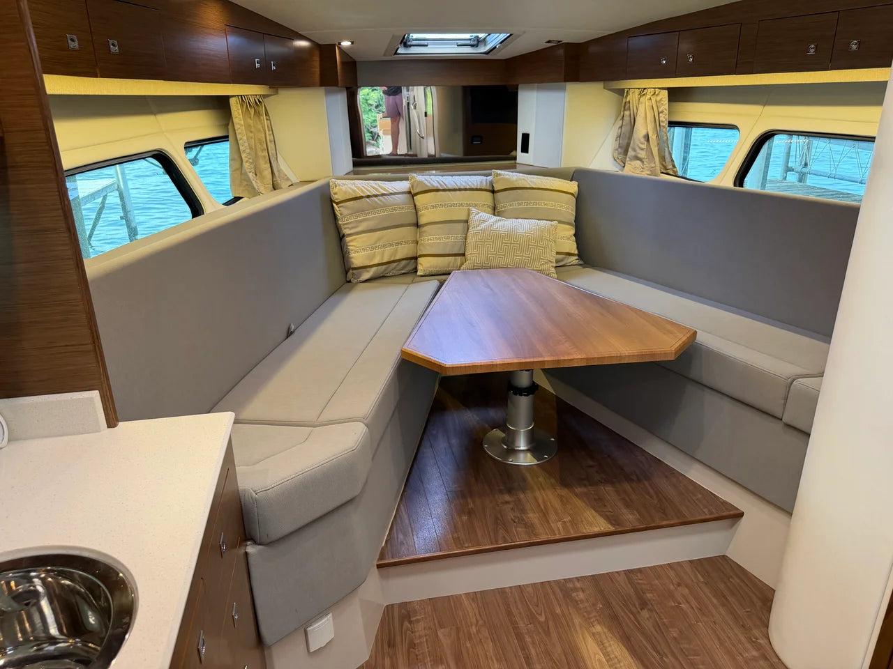 2015 Cruisers Yachts 390 EXPRESS COUPE 39.0 feet, Excelsior, Minnesota #16