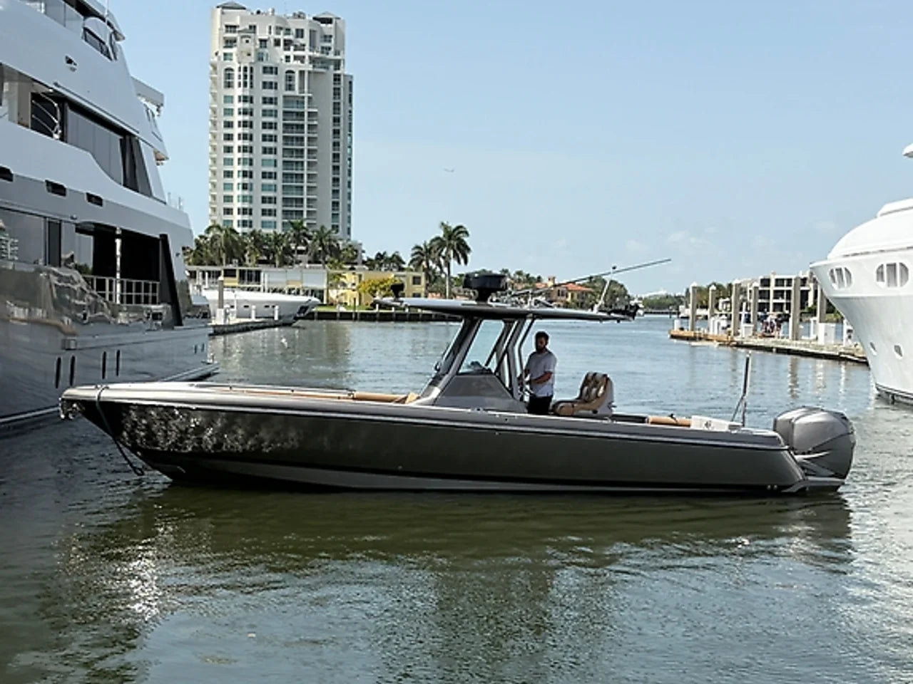 2016 Intrepid 327 CENTER CONSOLE 32.0 feet, Dania Beach, Florida #2