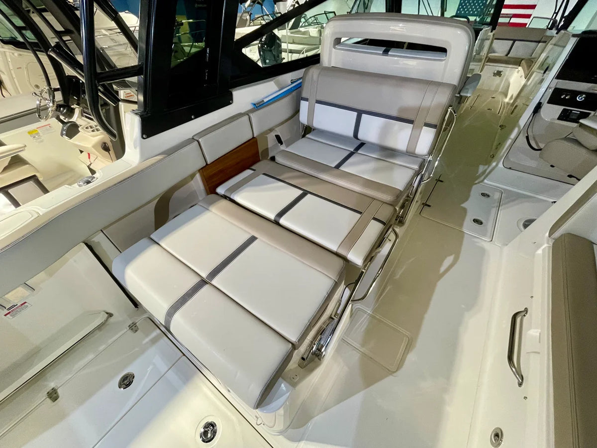 2026 Boston Whaler 330 Vantage 33.0 feet, Danvers, Massachusetts #12