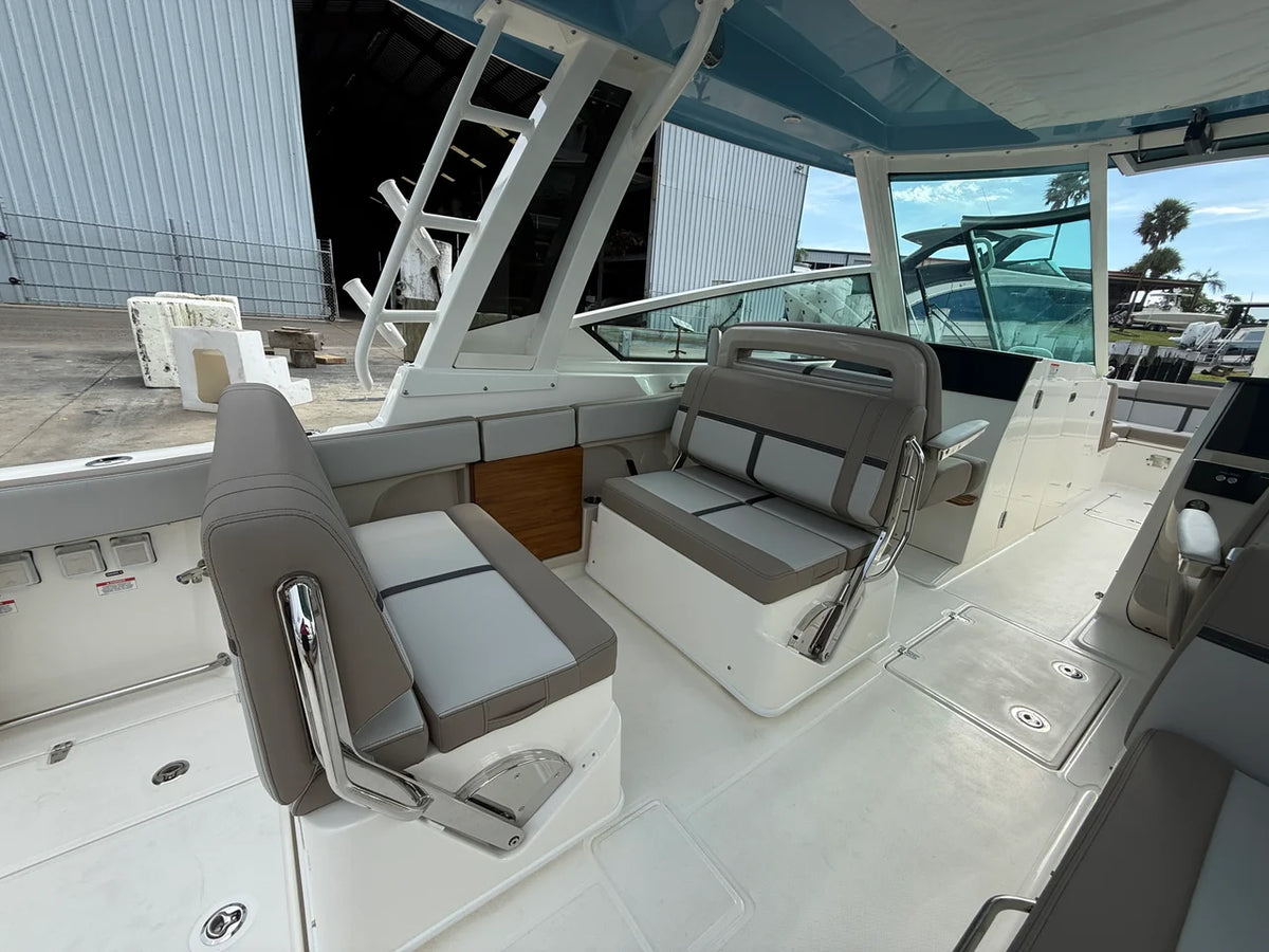 2027 Boston Whaler 330 Vantage 33.0 feet, Venice, Florida #18