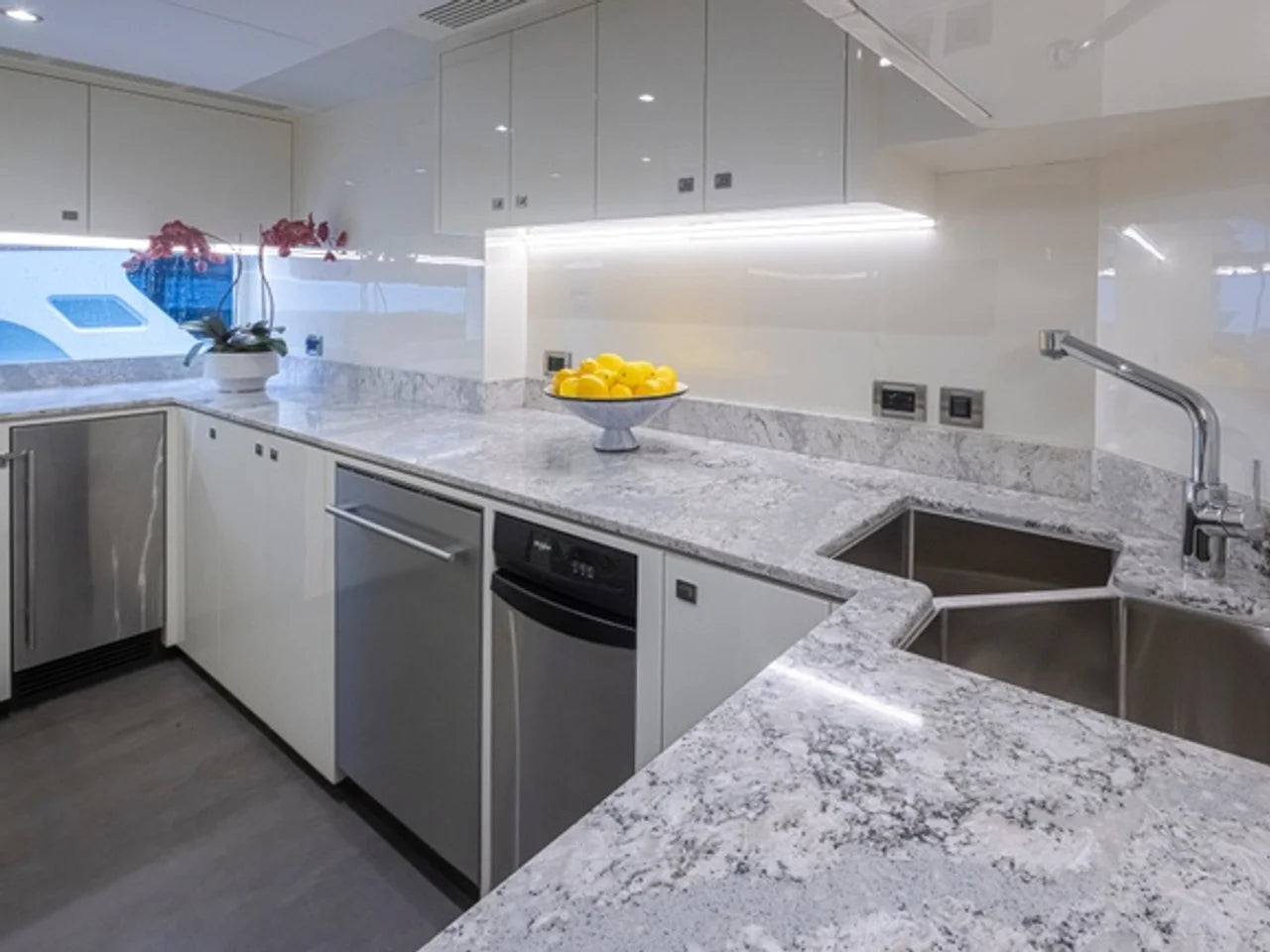 2027 Ocean Alexander 27R 93.0 feet, Pompano Beach, FL #41