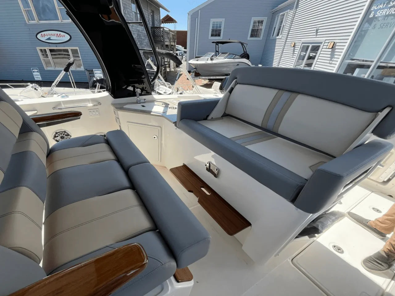 2025 Boston Whaler 350 REALM 35.0 feet, Quincy, MA #29