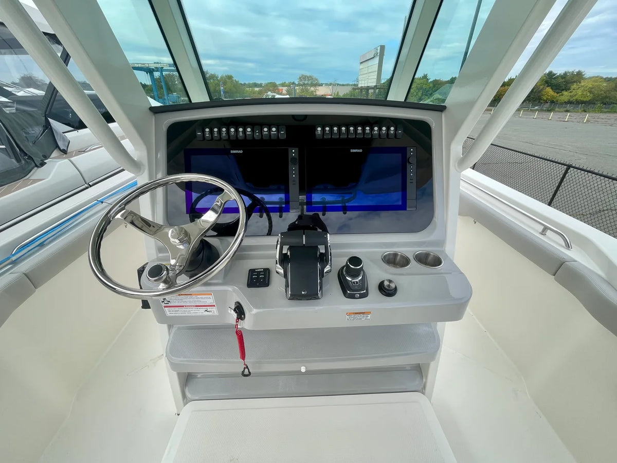 2027 Boston Whaler 330 Outrage 33.0 feet, Danvers, Massachusetts #16