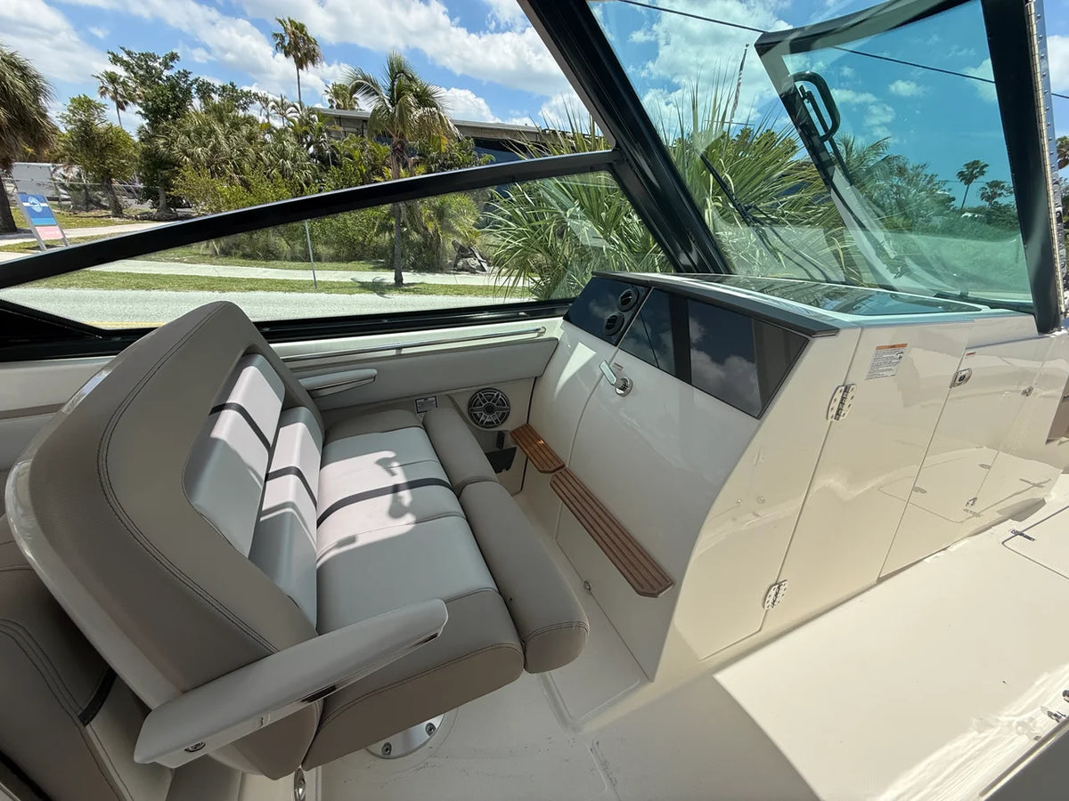 2025 Boston Whaler 330 Vantage 33.0 feet, Sarasota, FL #12