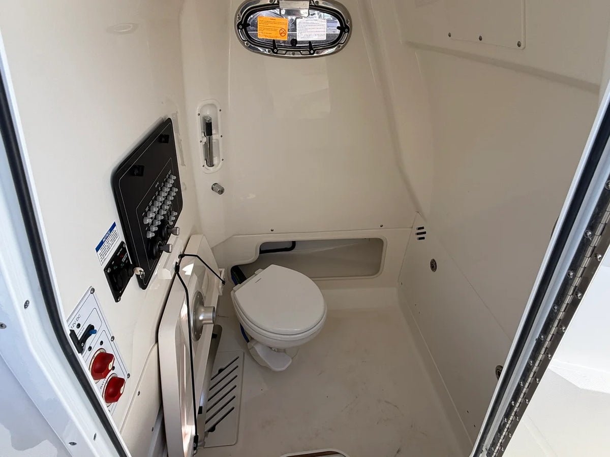 2027 Boston Whaler 250 Outrage 25.0 feet, Wrightsville Beach, North Carolina #21