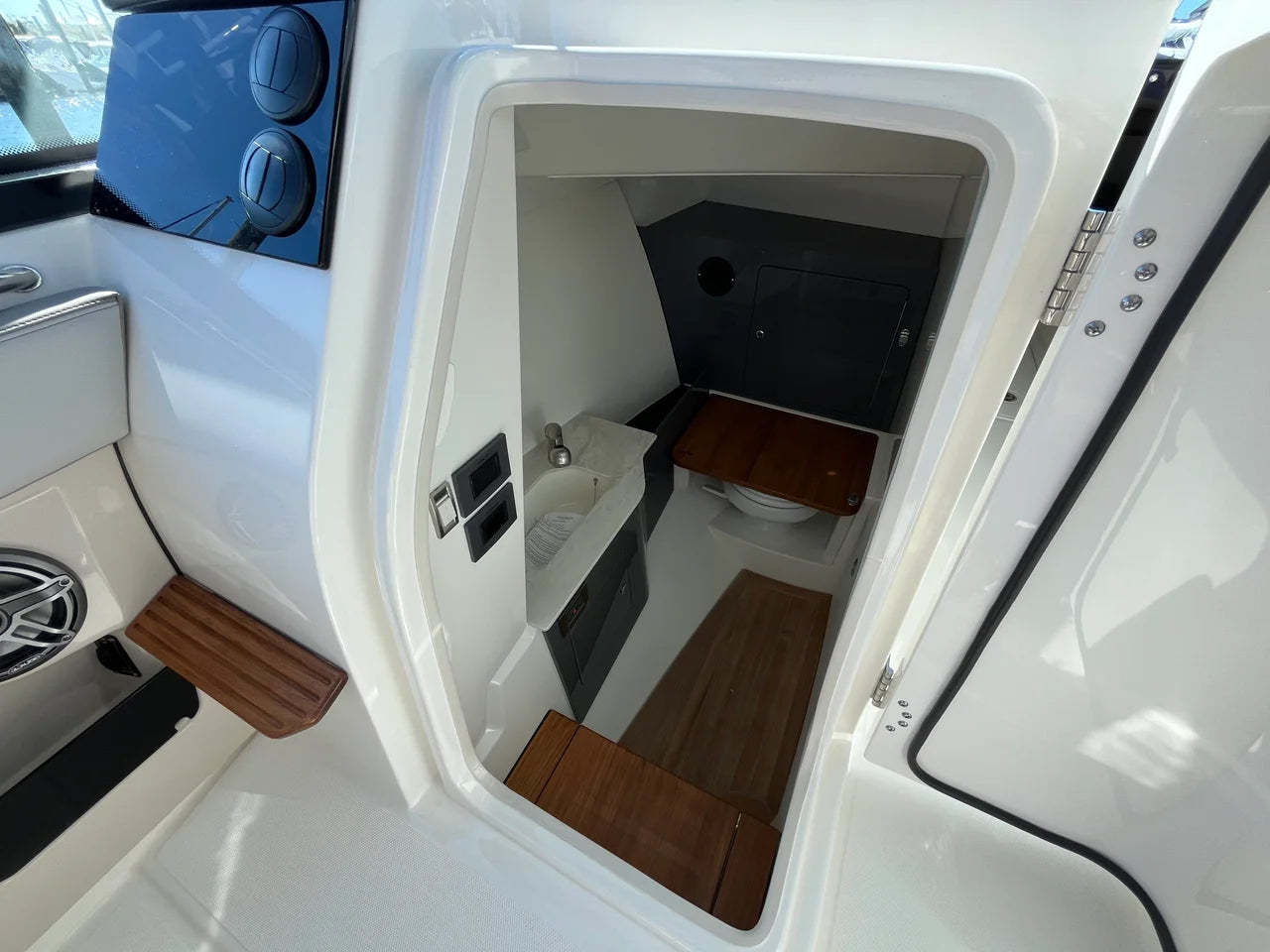 2025 Boston Whaler 330 Vantage 33.0 feet, Wakefield, RI #26