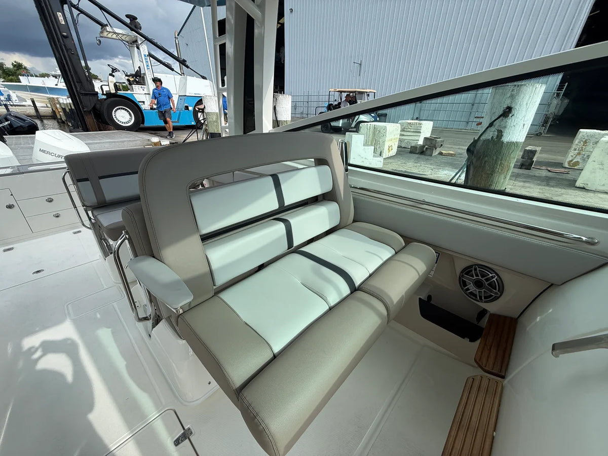 2027 Boston Whaler 330 Vantage 33.0 feet, Venice, Florida #14