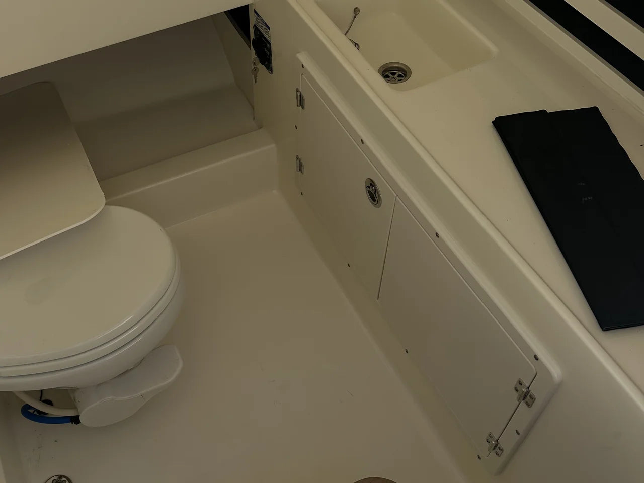 2023 Boston Whaler 33 OUTRAGE 33.0 feet, Pompano Beach, Florida #14