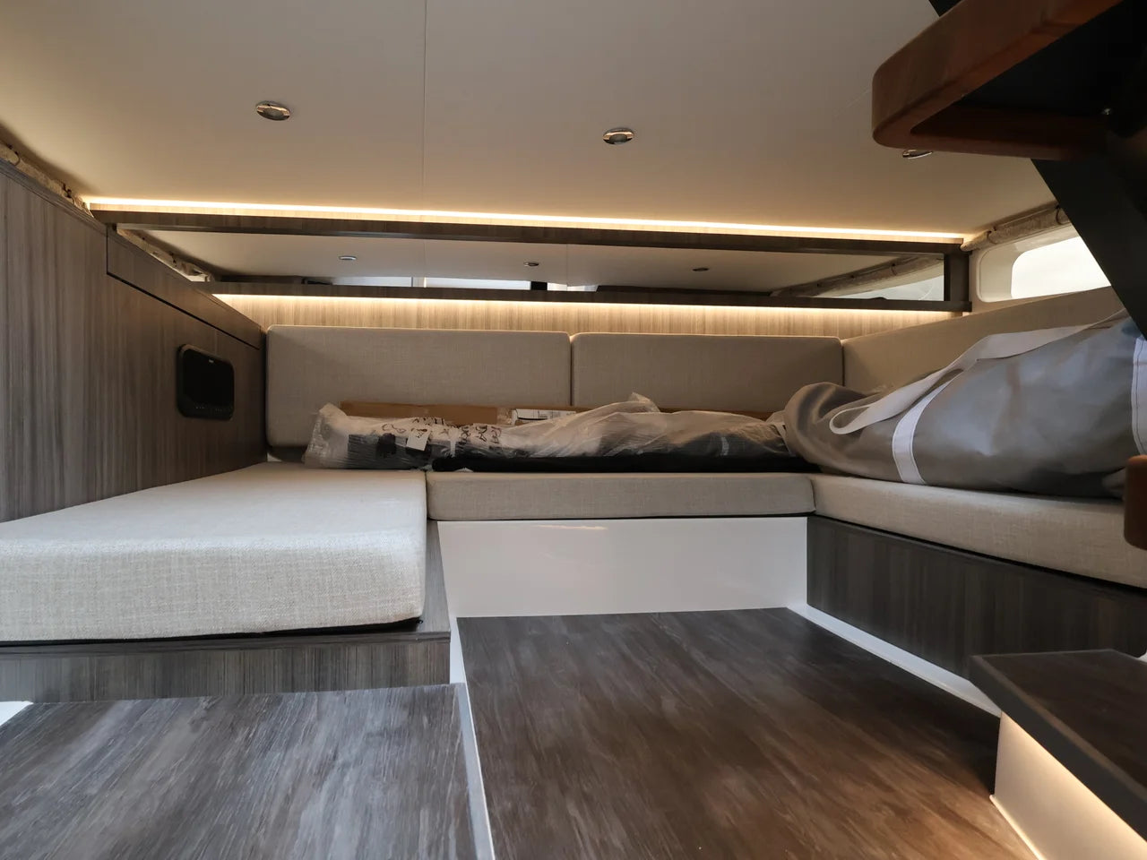 2026 Sea Ray Sundancer 370 Outboard 37.0 feet, Naples, Florida #52