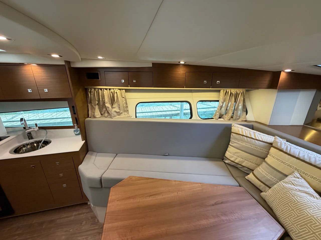 2015 Cruisers Yachts 390 EXPRESS COUPE 39.0 feet, Excelsior, Minnesota #17