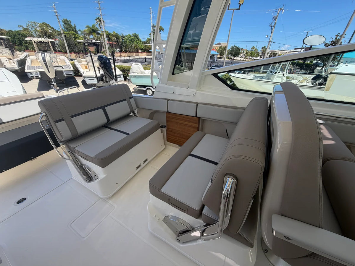 2027 Boston Whaler 330 Vantage 33.0 feet, Stuart, Florida #17